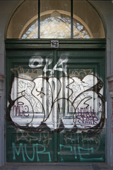 Berlin  mit Grafitti beschmierte Eingangstuer
