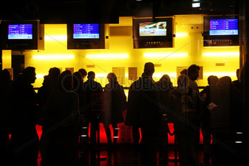 Berlin  Kinobesucher im Kassenraum eines Kinos