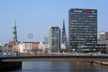Hamburg  Panorama mit Kirchen und Spiegel-Verlag