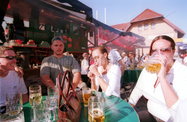 Bier trinkende Touristen in Rostock-Warnemuende