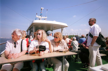Touristen auf einem Schiff in Rostock auf der Warnow