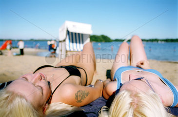 Sich sonnenende Frauen in einem Strandbad Berlins