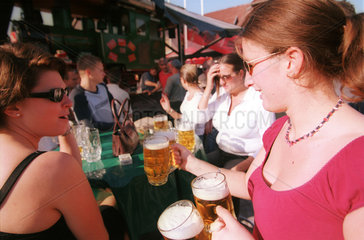 Bier trinkende Touristen in Rostock-Warnemuende