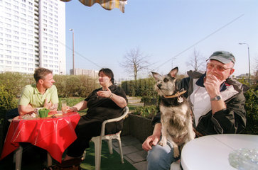 Kleine Gesellschaft mit Hund in einem Cafe in Berlin