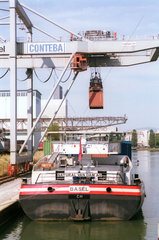 Rheinhafen in Basel: Schiff wird mit Containern beladen
