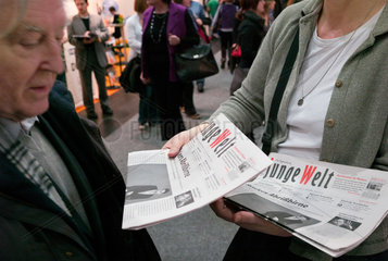 Leipzig  Deutschland  Tageszeitung junge Welt wird auf der Leipziger Buchmesse verteilt