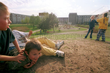 Kinder auf dem Gelaende einer Siedlung in Oranienburg