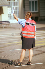 Verkehrspolizistin regelt den Verkehr in Basel