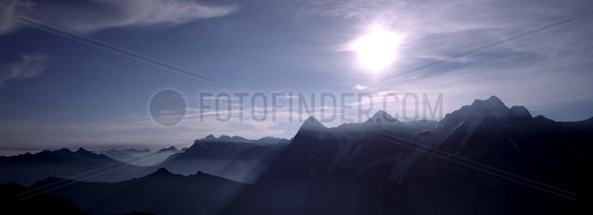 Bergpanorama: Schweizer Alpen mit Morgennebel