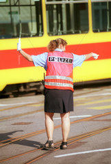 Verkehrspolizistin regelt den Verkehr in Basel