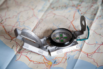 Lissabon  Portugal  ein Kompass liegt auf einer Landkarte