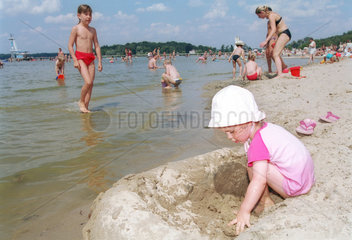 Kleines Maedchen im Strandbad Wannsee in Berlin