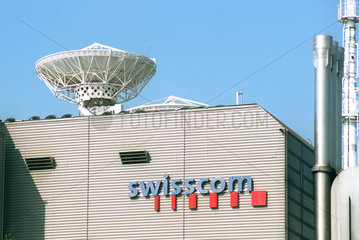 Gebaeude mit Logo und Antenne der Swisscom in Basel