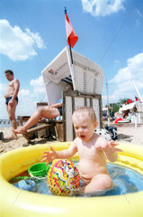 Kind im Planschbecken in einem Strandbad Berlins