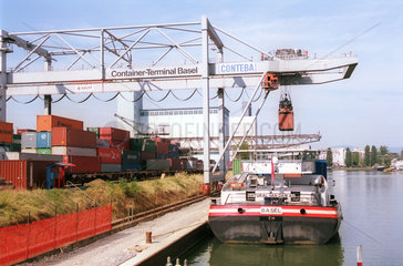Rheinhafen in Basel: Schiff wird mit Containern beladen