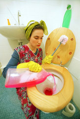 Hausfrau putzt eine Toilette