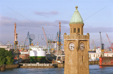 Schiff im Dock von Blohm und Voss und Turm mit Uhr
