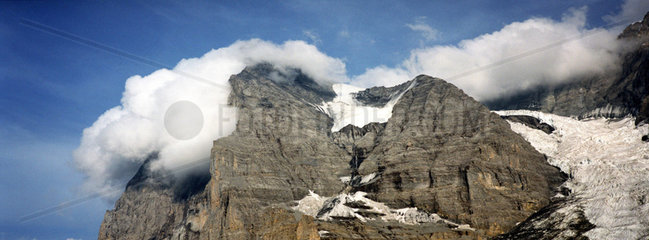 Der Berg Eiger von Wolken umhuellt in der Schweiz