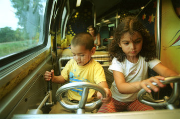 Kinder im Kinderabteil der Schweizerischen Bahn