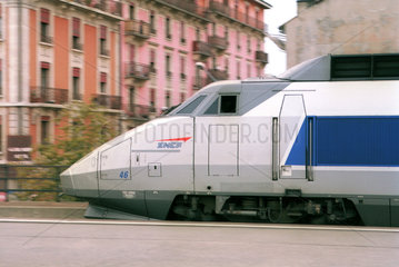 Franzoesischer Schnellzug (TGV) vor Haeusern