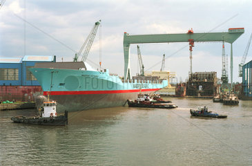 Schiffsrumpf wird zur Sietas Werft bugsiert