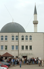 Bremen  Deutschland  Ende des Freitagsgebetes in der Fatih-Moschee