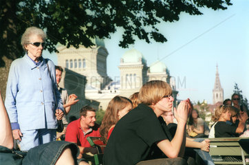 Junge und aeltere Menschen bei einem Konzert in Bern
