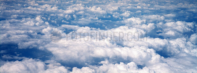 Sicht aus Flugzeug: Aufgelockerte Wolkendecke