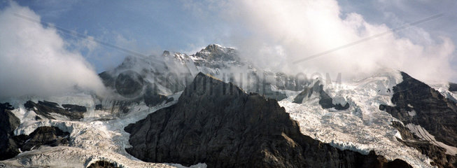 Der Berg Jungfrau von Wolken umhuellt in der Schweiz