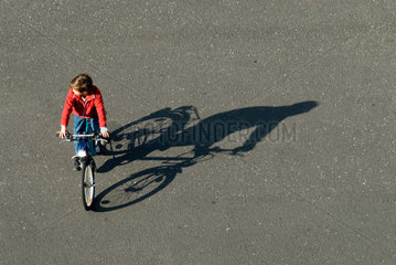 Basel  Junge faehrt Fahrrad
