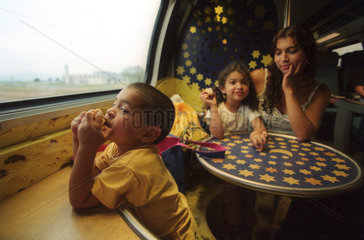 Kinder und Mutter im Kinderabteil der Schweizer Bahn