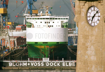 Schiff im Dock von Blohm und Voss und Turm mit Uhr
