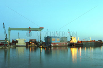 Sietas Werft in Abenddaemmerung in Hamburg