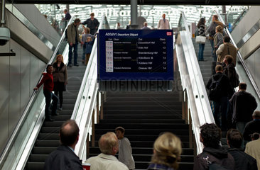 Berlin  Deutschland  Reisende vor einer Abfahrtsanzeige im Berliner Hauptbahnhof