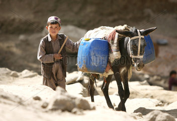 Feyzabd  Afghanistan  ein Kind mit einem Maultier