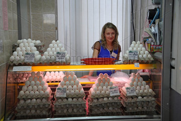 Brest  Weissrussland  junge Frau verkauft frische Eier in Brester Markthalle
