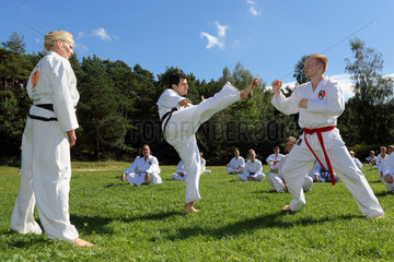 Emstal  Deutschland  Menschen bei einem Taekwondo-Kurs in der Natur