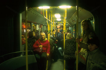 In einem Nachtbus in Berlin-Schoeneberg