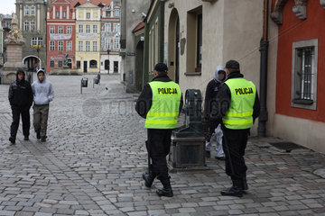 Posen  Polen  zwei Polizisten gehen durch die Posener Altstadt