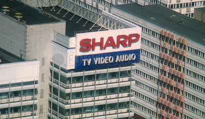 Logo von Sharp TV Video Audio auf Hochhaus