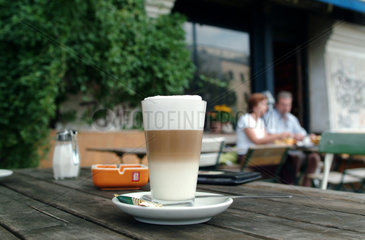 Berlin  Latte Macchiato in einem Strassencafe