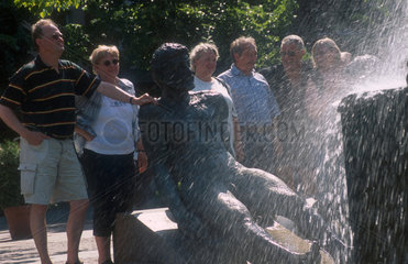 Touristen vor Skulpturen-Brunnen in Berlin