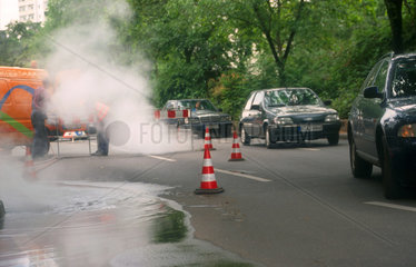 Strassen-Baustelle mit Wasser und Dampf der Bewag in Berlin