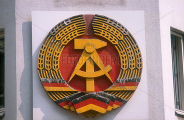 Staatswappen der DDR am Mauermuseum  Berlin