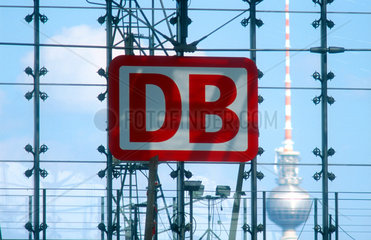 Logo Deutsche Bahn am Lehrter Bahnhof und Berliner Fernsehturm