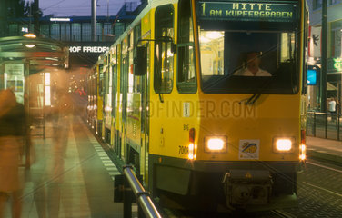 Naechtliche Tram-Haltestelle vor Bahnhof Friedrichstrasse  Berlin-Mitte