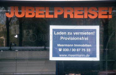 Aufschriften -Jubelpreise- und -Laden zu vermieten- auf Schaufenster  Berlin