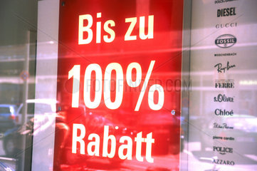 Schild -Bis zu 100 Prozent Rabatt- bei Wertheim Berlin