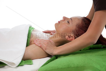 Duesseldorf  Deutschland  Wellness Massage mit TRaubenkernoel