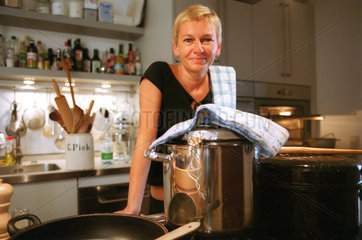 Brit Lippold in ihrer Kueche u. Buchhandlung Kochlust
